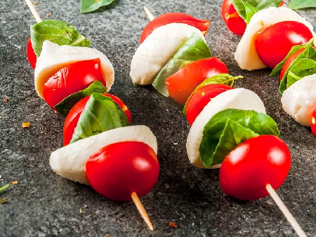 Лесни и бързи шишчета Капрезе с чери домати и бейби моцарела - снимка на рецептата